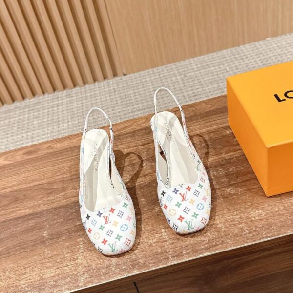 repliche,replica,perfette,siti di,affidabili,migliori siti,dove comprare,1:1,scarpe da ginnastica I nuovi sandali Mary Jane con tacco a blocco cavo sul retro di Louis Vuitton