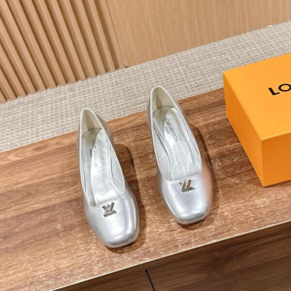 repliche,replica,perfette,siti di,affidabili,migliori siti,dove comprare,1:1,scarpe da ginnastica I nuovi sandali Mary Jane con tacco a blocco cavo sul retro di Louis Vuitton