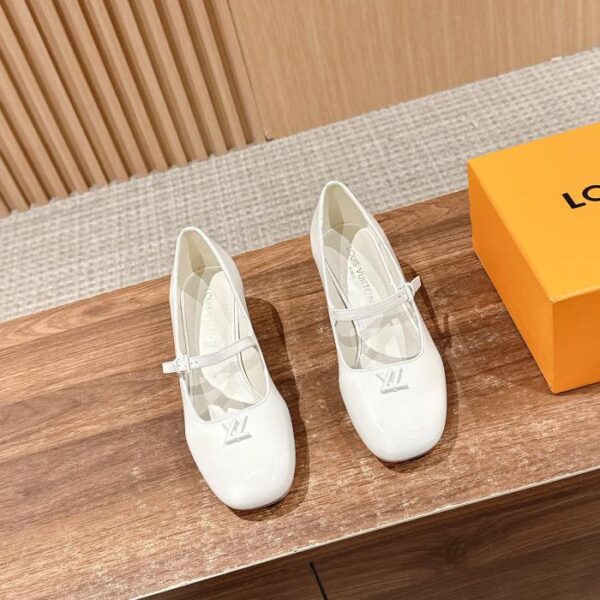 repliche,replica,perfette,siti di,affidabili,migliori siti,dove comprare,1:1,scarpe da ginnastica I nuovi sandali Mary Jane con tacco a blocco cavo sul retro di Louis Vuitton