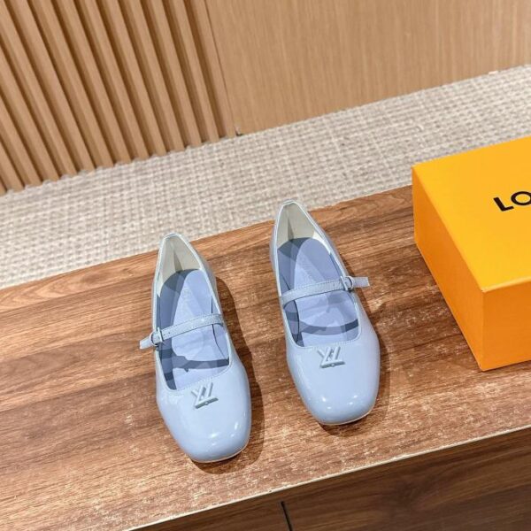 repliche,replica,perfette,siti di,affidabili,migliori siti,dove comprare,1:1,scarpe da ginnastica I nuovi sandali Mary Jane con tacco a blocco cavo sul retro di Louis Vuitton