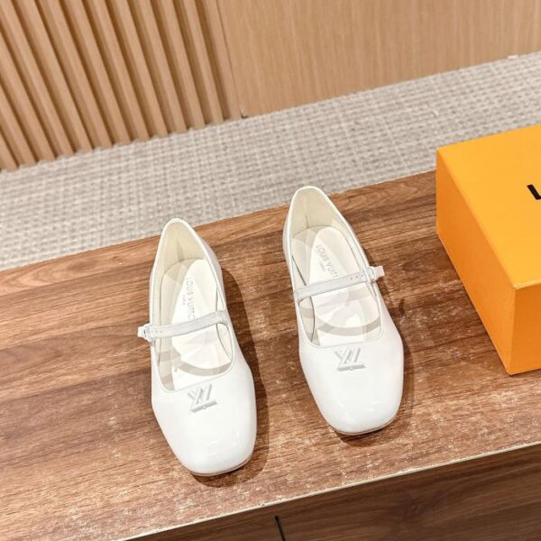 repliche,replica,perfette,siti di,affidabili,migliori siti,dove comprare,1:1,scarpe da ginnastica I nuovi sandali Mary Jane con tacco a blocco cavo sul retro di Louis Vuitton