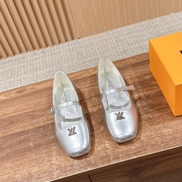 repliche,replica,perfette,siti di,affidabili,migliori siti,dove comprare,1:1,scarpe da ginnastica I nuovi sandali Mary Jane con tacco a blocco cavo sul retro di Louis Vuitton
