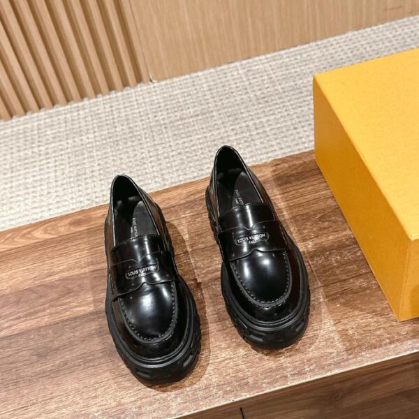 repliche,replica,perfette,siti di,affidabili,migliori siti,dove comprare,1:1,scarpe da ginnastica La nuova goffratura a catena di Louis Vuitton coinvolge la serie di mocassini con la suola spessa