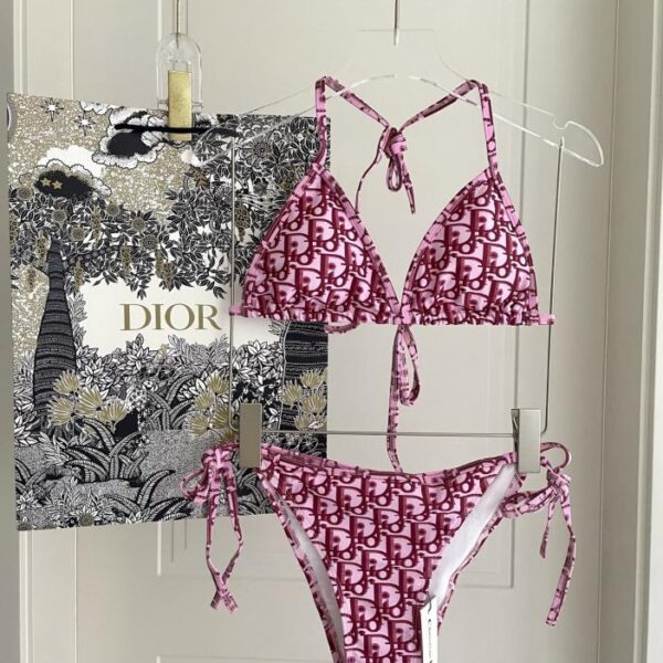 repliche,replica,perfette,siti di,affidabili,migliori siti,dove comprare,1:1,scarpe da ginnastica Il nuovo bikini di Dior è un costume da bagno adatto a varie scene: mare, piscina, sorgenti termali, parco acquatico, rafting