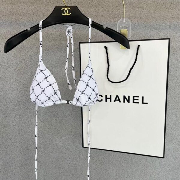 repliche,replica,perfette,siti di,affidabili,migliori siti,dove comprare,1:1,scarpe da ginnastica Il nuovo bikini di Chanel è un costume da bagno adatto a varie scene: mare, piscina, sorgenti termali, parco acquatico, rafting