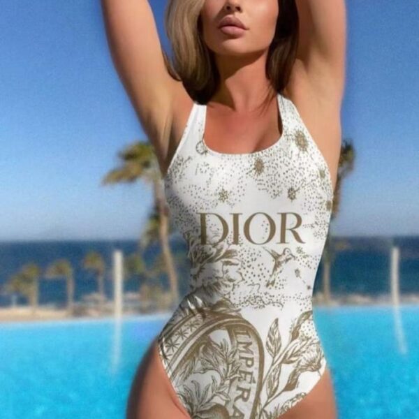 Il nuovo costume da bagno di Dior è adatto a varie scene: mare, piscina, sorgente termale, parco acquatico, rafting