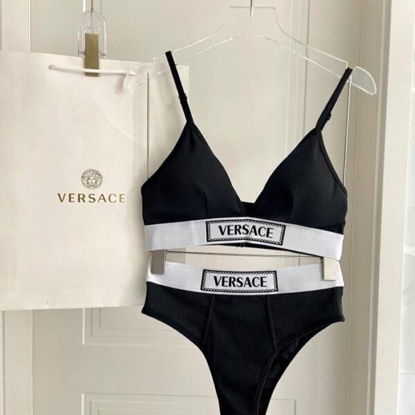 repliche,replica,perfette,siti di,affidabili,migliori siti,dove comprare,1:1,scarpe da ginnastica Il bikini diviso Versace è un costume da bagno adatto a varie scene: mare, piscina, sorgente termale, parco acquatico, rafting