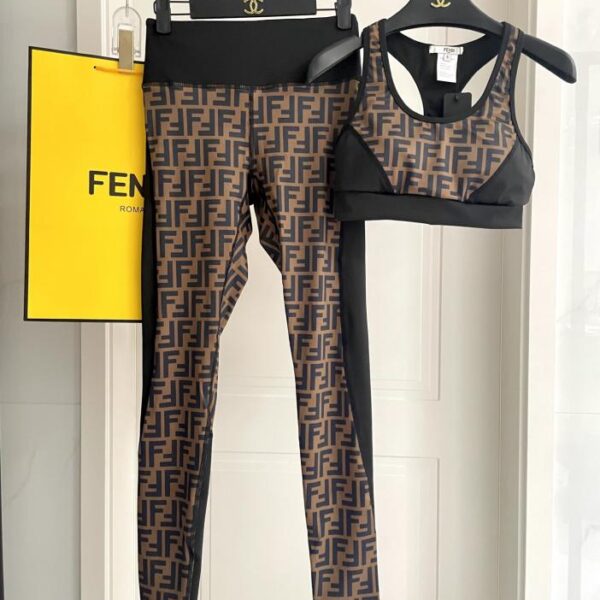 La nuova tuta sportiva attillata di Fendi, top collant a maniche lunghe + leggings elastici in vita