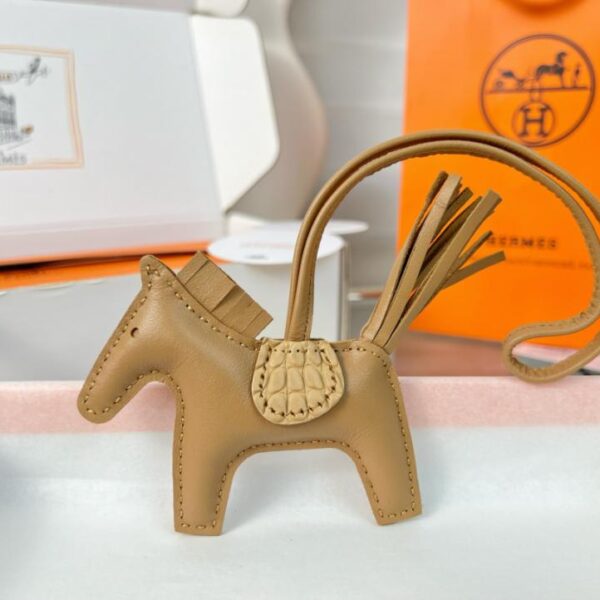 repliche,replica,perfette,siti di,affidabili,migliori siti,dove comprare,1:1,scarpe da ginnastica Ciondolo e portachiavi originali per borsa pegase HERMES Rodeo di alta qualità, realizzati con cuciture fatte a mano