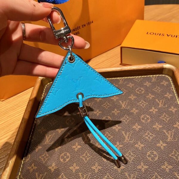 repliche,replica,perfette,siti di,affidabili,migliori siti,dove comprare,1:1,scarpe da ginnastica Portachiavi con ciondolo per borsa Louis Vuitton “Prendi un aquilone ed esplora Parigi”.
