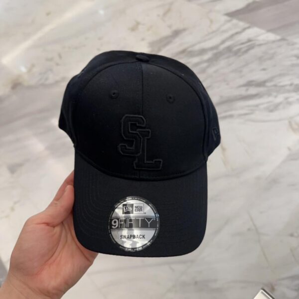 repliche,replica,perfette,siti di,affidabili,migliori siti,dove comprare,1:1,scarpe da ginnastica Berretto da baseball ricamato con lettera Saint Laurent in stile coreano, stesso stile per uomo e donna