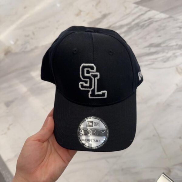 repliche,replica,perfette,siti di,affidabili,migliori siti,dove comprare,1:1,scarpe da ginnastica Berretto da baseball ricamato con lettera Saint Laurent in stile coreano, stesso stile per uomo e donna