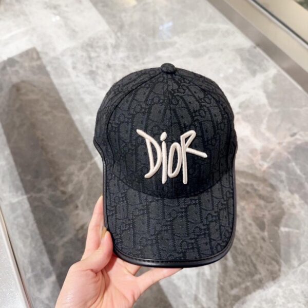 repliche,replica,perfette,siti di,affidabili,migliori siti,dove comprare,1:1,scarpe da ginnastica Il sito ufficiale del ricamo DIOR sincronizza il nuovo cappellino da baseball per presbiti