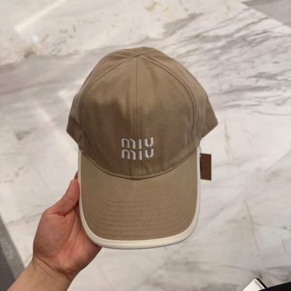 Nuovo cappellino da baseball ricamato di Miu Miu
