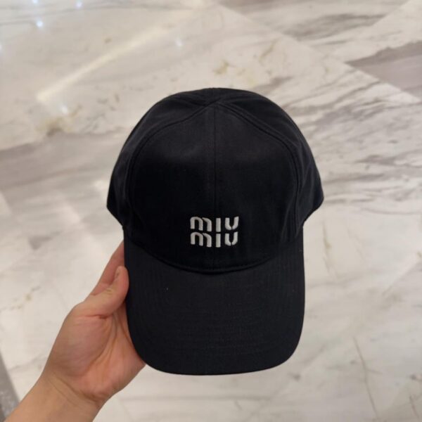repliche,replica,perfette,siti di,affidabili,migliori siti,dove comprare,1:1,scarpe da ginnastica Nuovo cappellino da baseball ricamato di Miu Miu