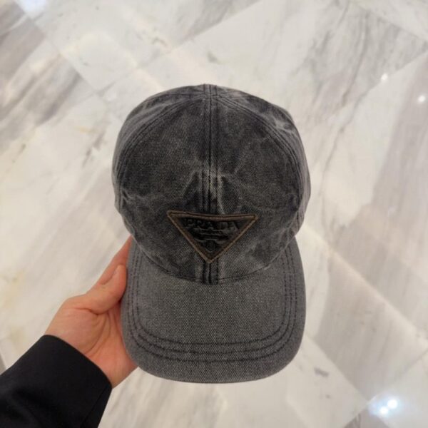 repliche,replica,perfette,siti di,affidabili,migliori siti,dove comprare,1:1,scarpe da ginnastica Cappello da baseball con scritta Prada ricamata