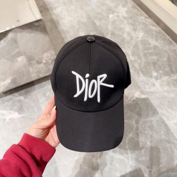 repliche,replica,perfette,siti di,affidabili,migliori siti,dove comprare,1:1,scarpe da ginnastica Il sito ufficiale DIOR sincronizza il nuovo cappellino da baseball per presbiti