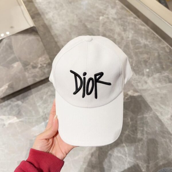 repliche,replica,perfette,siti di,affidabili,migliori siti,dove comprare,1:1,scarpe da ginnastica Il sito ufficiale DIOR sincronizza il nuovo cappellino da baseball per presbiti