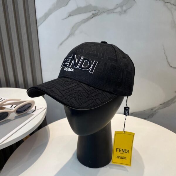 Cappellino da baseball FENDI serie presbiopia, classico oggetto FF di seconda mano