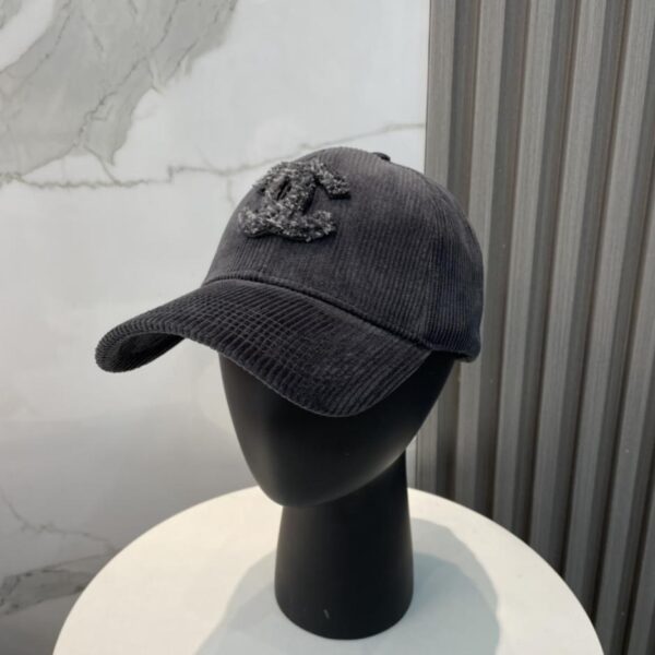repliche,replica,perfette,siti di,affidabili,migliori siti,dove comprare,1:1,scarpe da ginnastica Il nuovo berretto da baseball autunnale in velluto a coste di Chanel