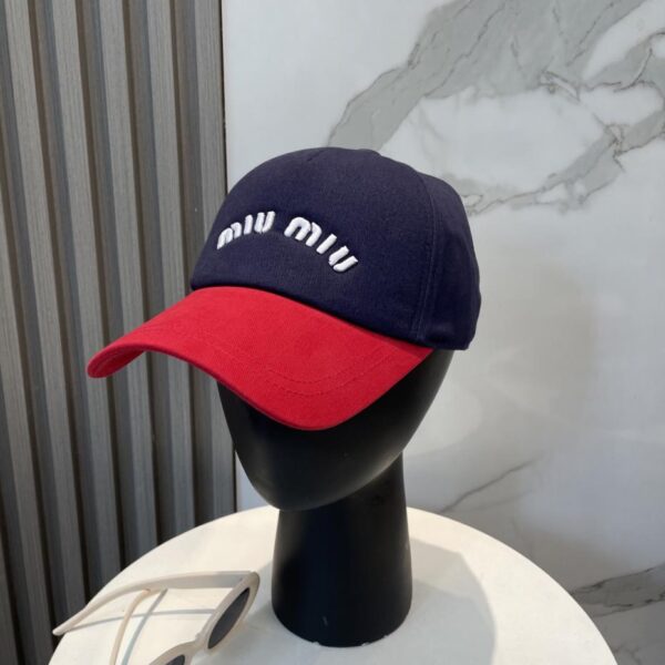 Nuovo cappellino da baseball ricamato di Miu Miu