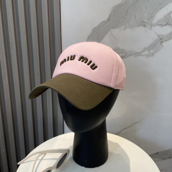 Nuovo cappellino da baseball ricamato di Miu Miu