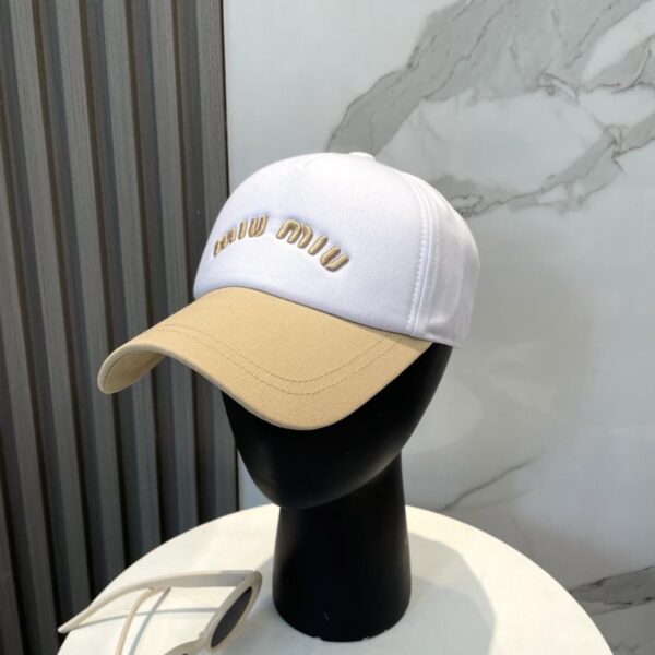 Nuovo cappellino da baseball ricamato di Miu Miu