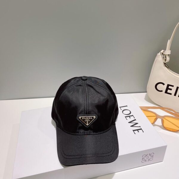 repliche,replica,perfette,siti di,affidabili,migliori siti,dove comprare,1:1,scarpe da ginnastica I nuovi cappellini da baseball di Prada vengono spediti contemporaneamente dai banchi