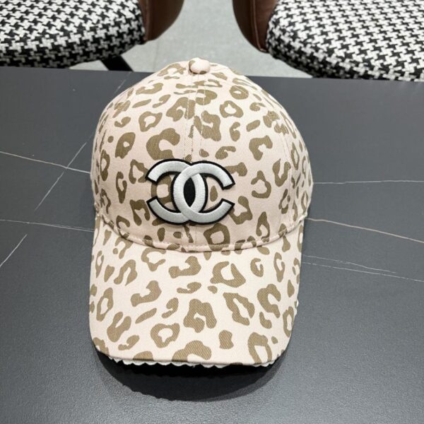 CHANEL nuovo cappello da baseball con stampa leopardata