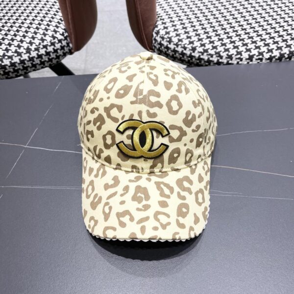 CHANEL nuovo cappello da baseball con stampa leopardata
