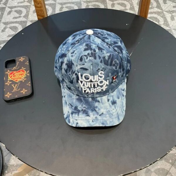 Nuovo berretto da baseball in denim di Louis Vuitton