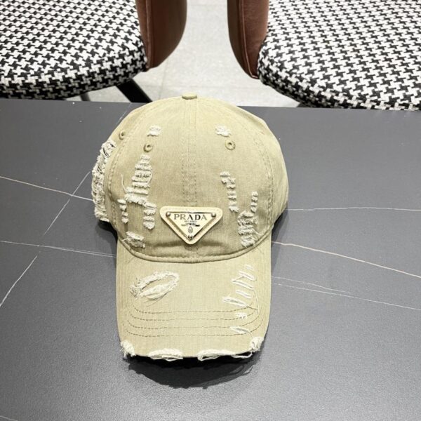Prada nuovo cappellino da baseball ridisegnato