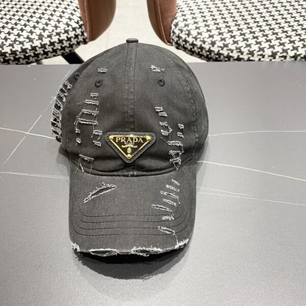 Prada nuovo cappellino da baseball ridisegnato