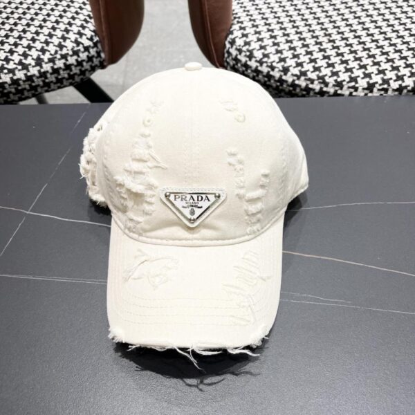 Prada nuovo cappellino da baseball ridisegnato