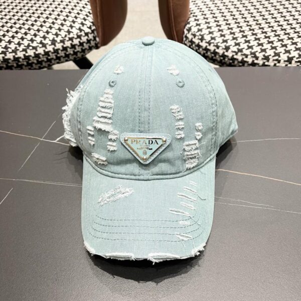 Prada nuovo cappellino da baseball ridisegnato