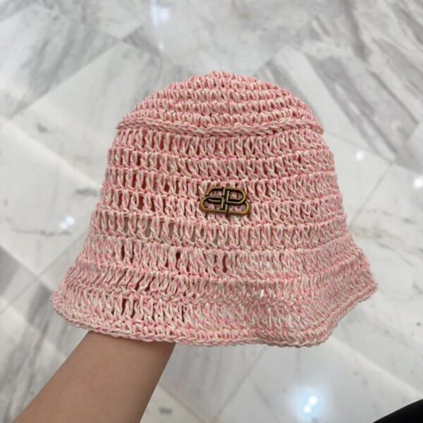 Nuovo cappello in paglia intrecciata di Balenciaga