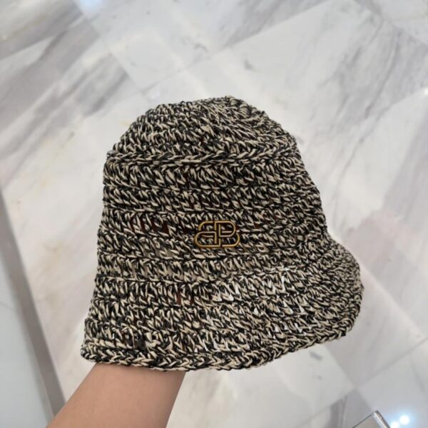 Nuovo cappello in paglia intrecciata di Balenciaga