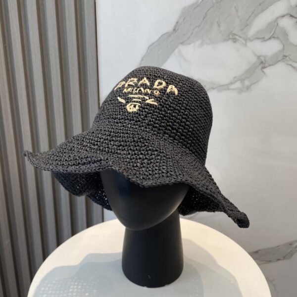 Nuovo cappello in rafia di Prada, stesso stile del bancone