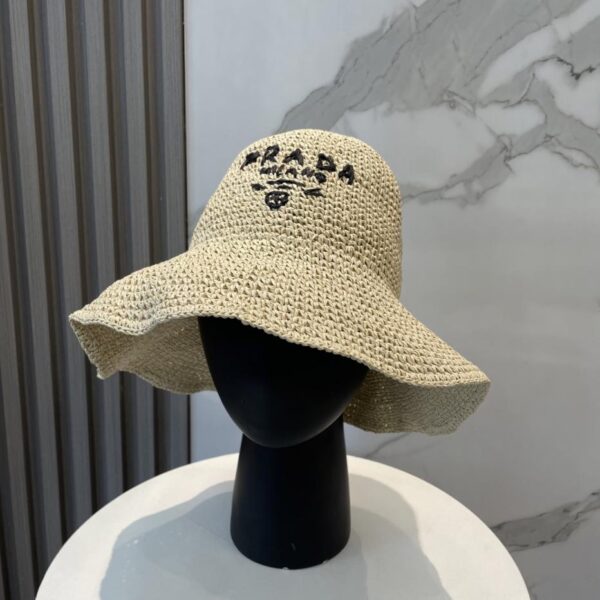 Nuovo cappello in rafia di Prada, stesso stile del bancone