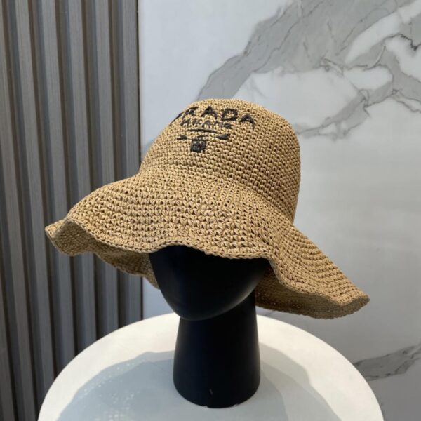 Nuovo cappello in rafia di Prada, stesso stile del bancone