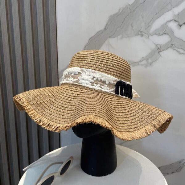 Nuovo cappello di paglia di Miu Miu