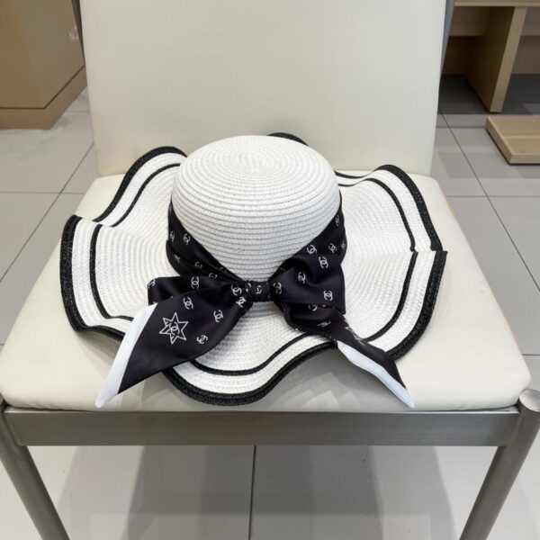 repliche,replica,perfette,siti di,affidabili,migliori siti,dove comprare,1:1,scarpe da ginnastica Cappello da sole a tesa ondulata con nastro di paglia Chanel