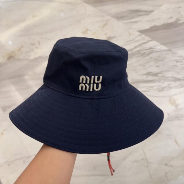 repliche,replica,perfette,siti di,affidabili,migliori siti,dove comprare,1:1,scarpe da ginnastica Cappello da pescatore a tesa larga ricamato di Miu Miu