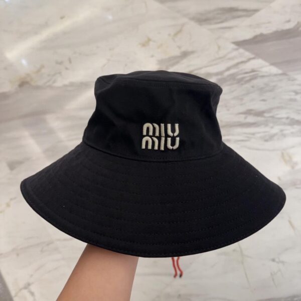 repliche,replica,perfette,siti di,affidabili,migliori siti,dove comprare,1:1,scarpe da ginnastica Cappello da pescatore a tesa larga ricamato di Miu Miu
