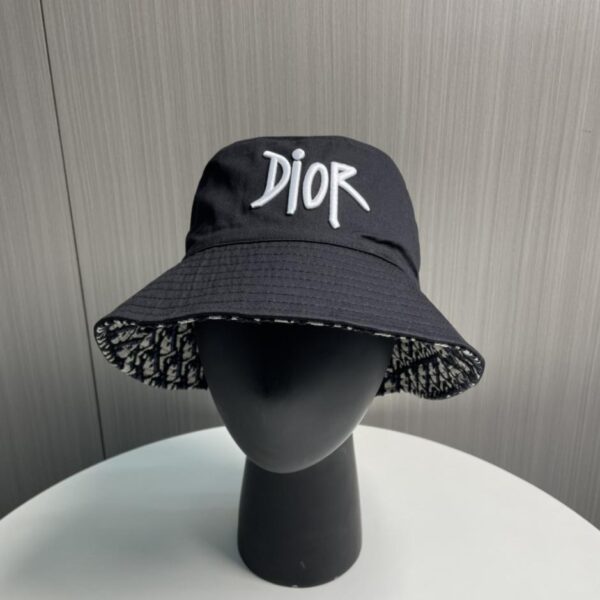 repliche,replica,perfette,siti di,affidabili,migliori siti,dove comprare,1:1,scarpe da ginnastica Sito ufficiale di Dior, ultimo cappello a secchiello con logo Dior ricamato su entrambi i lati