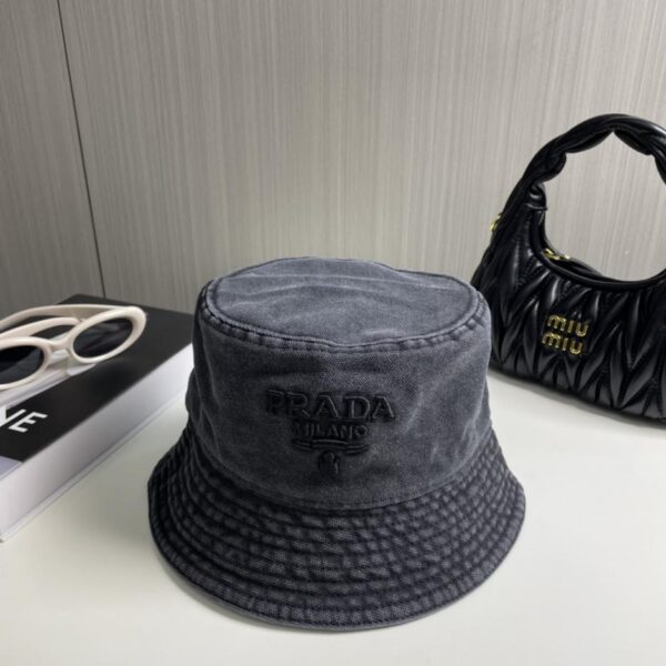 repliche,replica,perfette,siti di,affidabili,migliori siti,dove comprare,1:1,scarpe da ginnastica Cappello a secchiello con lettera ricamata Prada