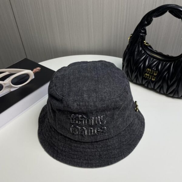 repliche,replica,perfette,siti di,affidabili,migliori siti,dove comprare,1:1,scarpe da ginnastica Nuovo cappello a secchiello in stile denim di Miu Miu