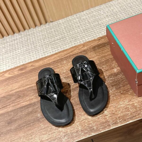 repliche,replica,perfette,siti di,affidabili,migliori siti,dove comprare,1:1,scarpe da ginnastica Nuovi sandali infradito con cinturino a T e nappe con motivo coccodrillo di Loyo Pianya