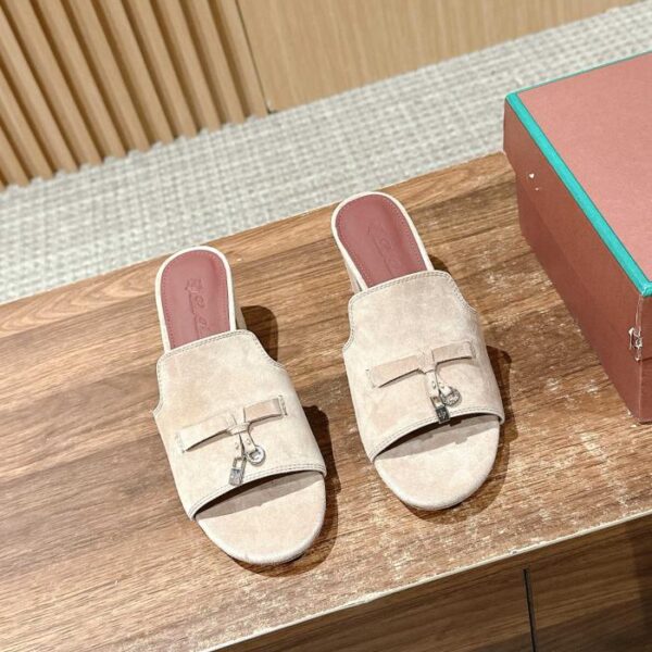 Pantofole classiche con tacco a blocco Nopia