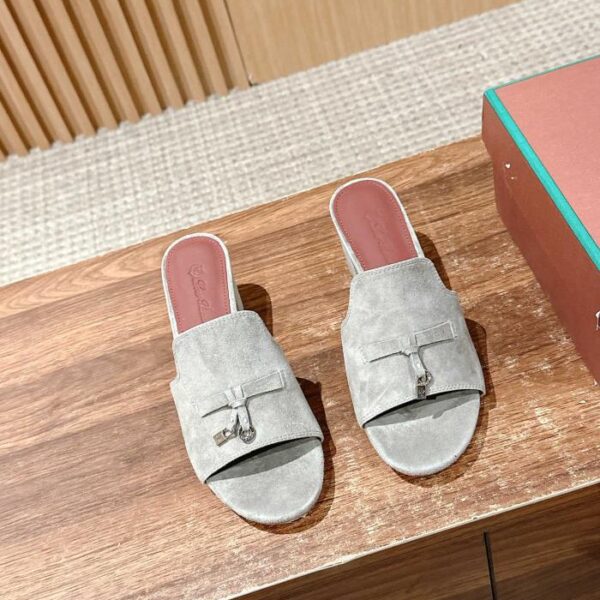 Pantofole classiche con tacco a blocco Nopia